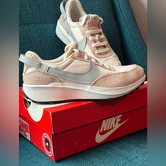 Nike Shoes - Like New NIKE Sneakers 👟 7- 1/2 🚫Out Of Stock🚫